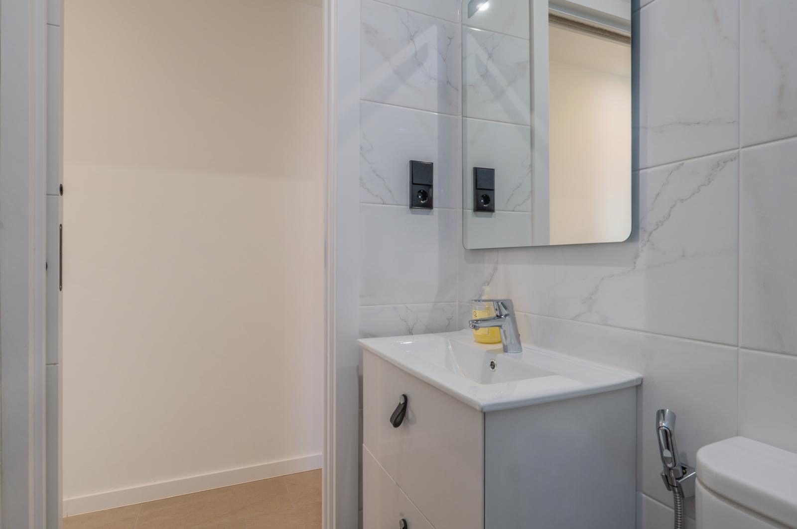 Baño revestido en mármol blanco