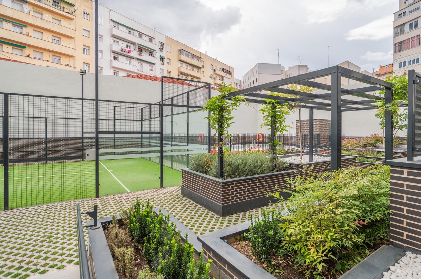 Zonas comunes con pista de pádel y piscina